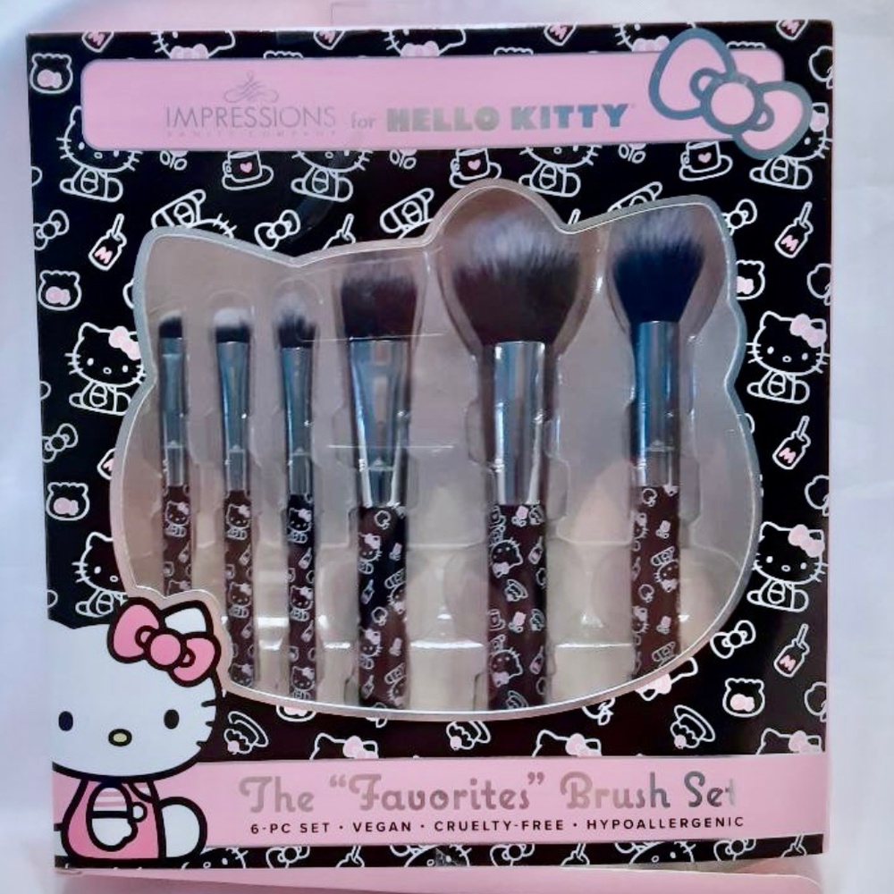 NIB Set of 6 Hello Kitty Makeup Brushes